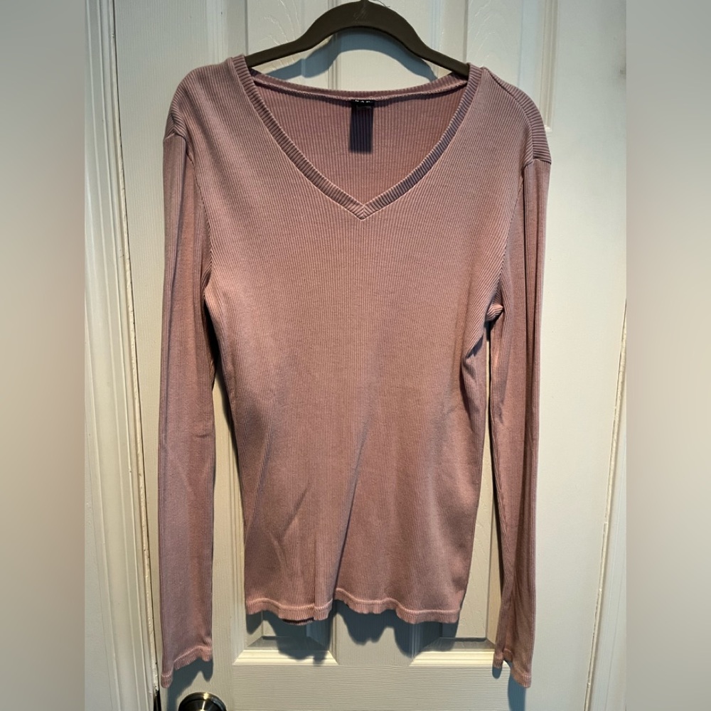 GAP women’s v-neck ribbed long sleeve top. Mauve pink color. Size XL.